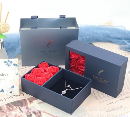 Detachable four leaf clover necklace