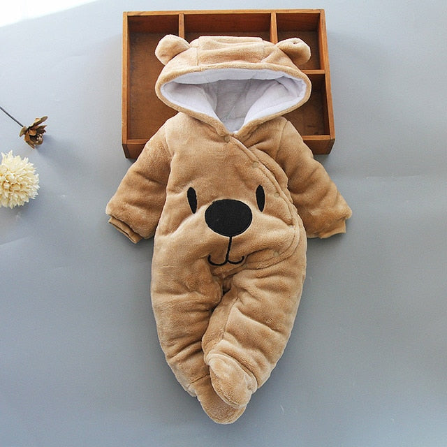 Mono de invierno para bebé con capucha.