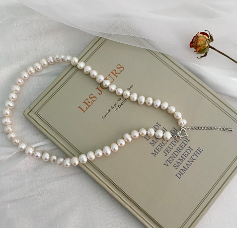 Necklace with natural freshwater pearls